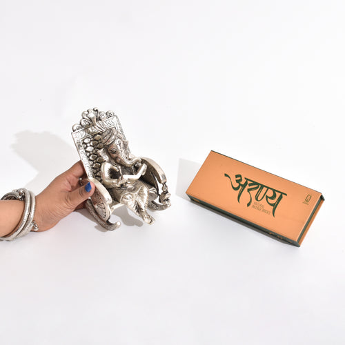 Relaxing Ganesha, Hazelnut & Chapters